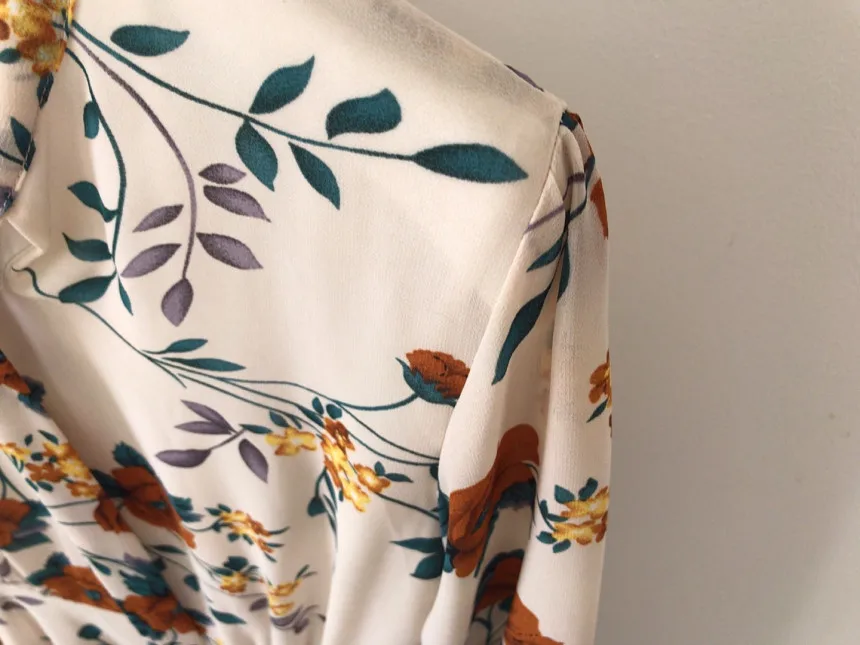 

Korean Version of Solid Color Retro Elegant Small Floral Neckline Lace Stitched Into A Slender High Waist Long Sleeve Dresses