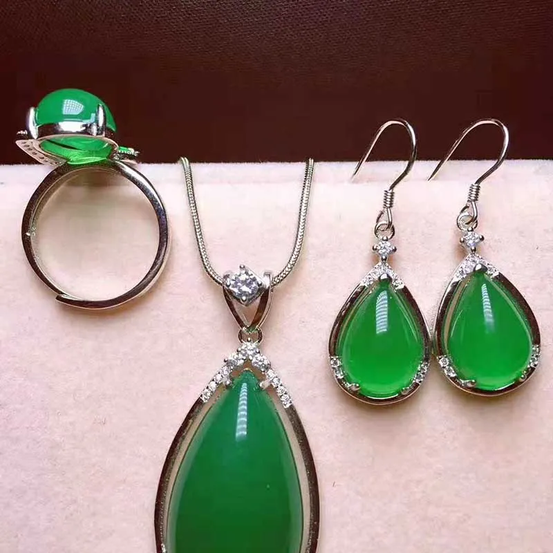 Комплект из кольца и сережек кулон с натуральным изумрудом зеленым агатом