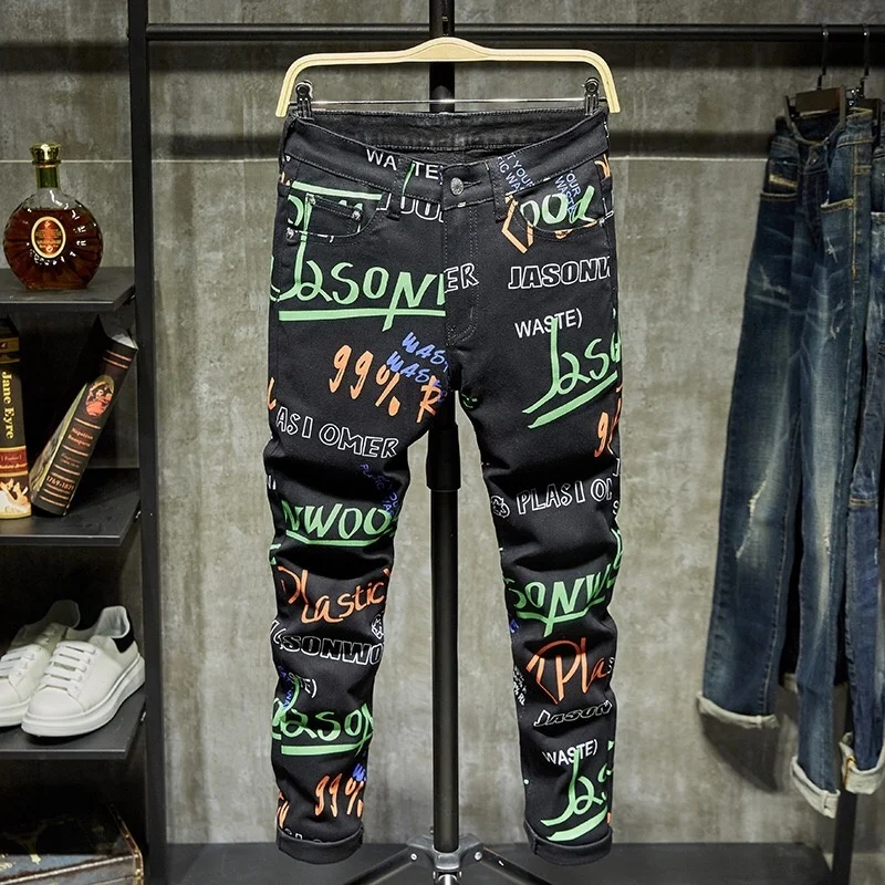 

Джинсы мужские с принтом букв, модные черные Стрейчевые брюки из денима с 3D принтом, облегающие брюки скинни