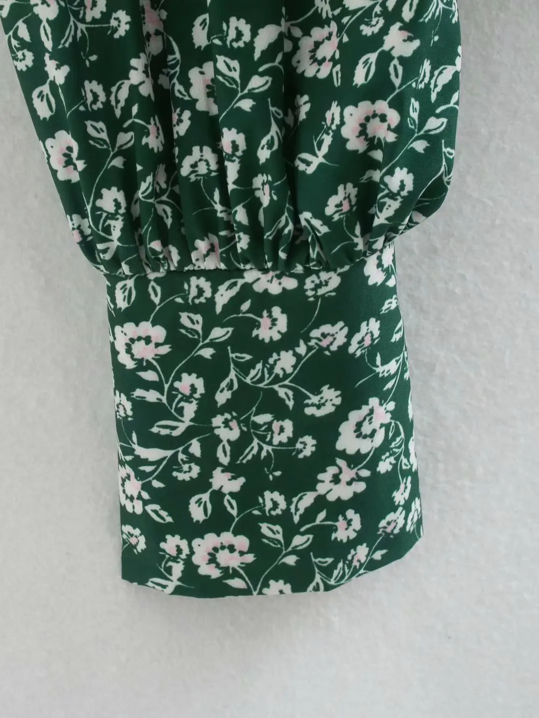 

2021 Women Crop Tops Long Sleeve Ruffles Floral Printed OL Blouses 2021 Spring Ladies Short Deep V-neck Blusas Tees S115