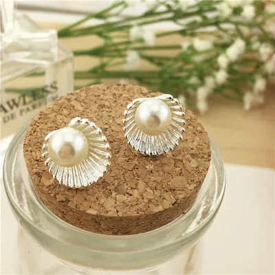 

Exquisite Color White In Oyster Stud Earrings For Women Scallop Fan Shape Party Wedding Fashion Jewelry Christmas Gift