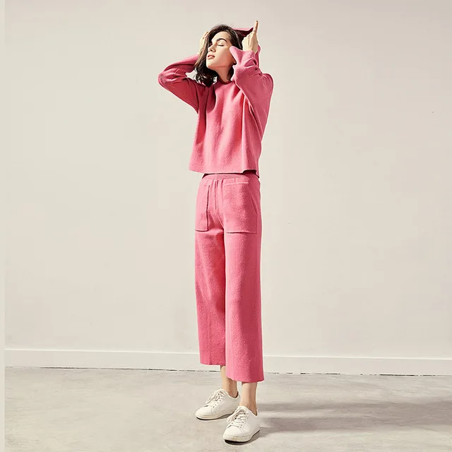 Женский трикотажный костюм из двух предметов свитер с капюшоном и широкие брюки
