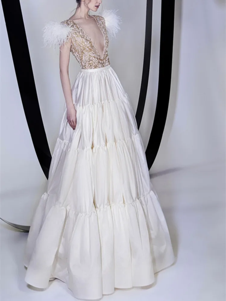 

Женское вечернее платье с блестками и V-образным вырезом