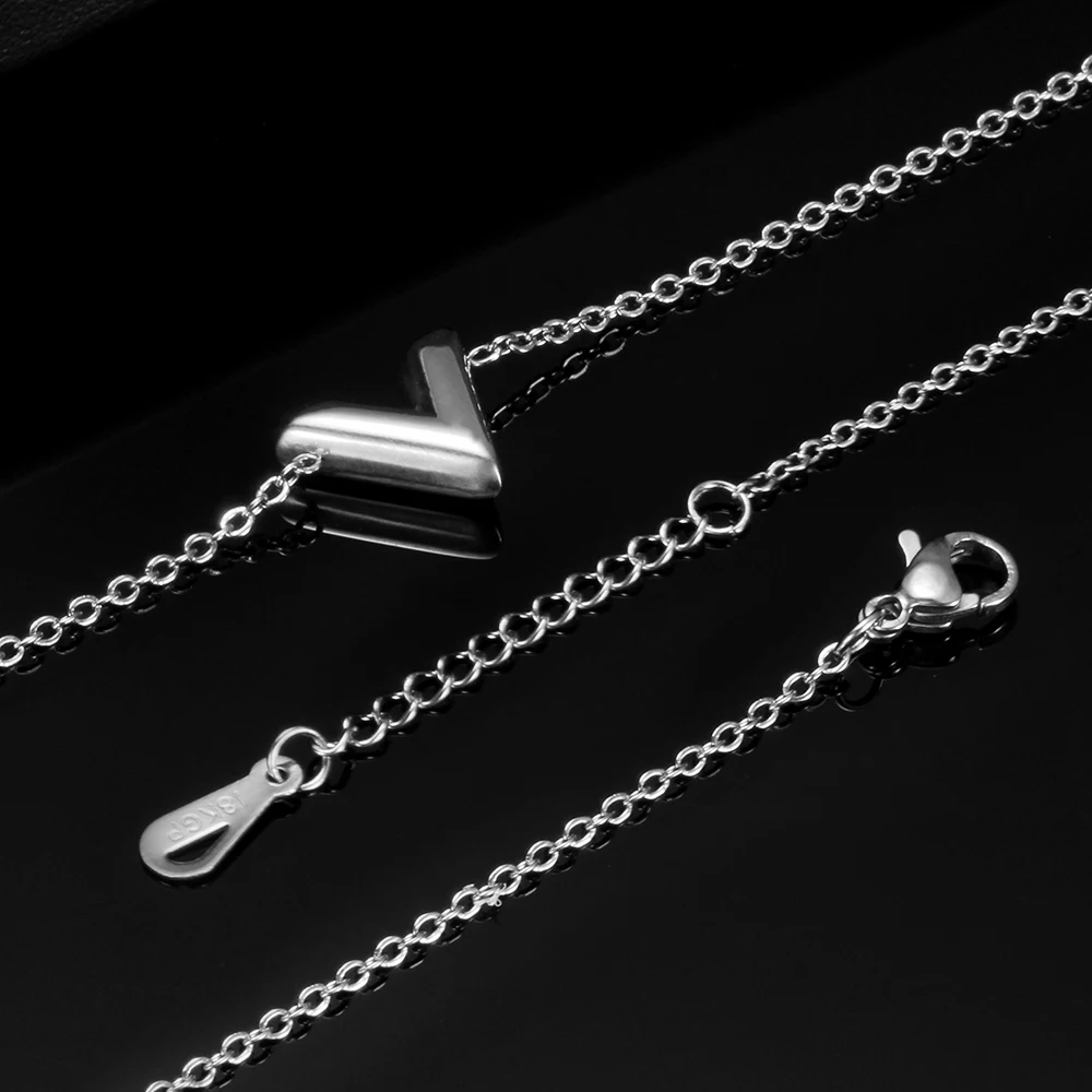 Женский браслет из нержавеющей стали с буквами V|Браслеты шармами| |