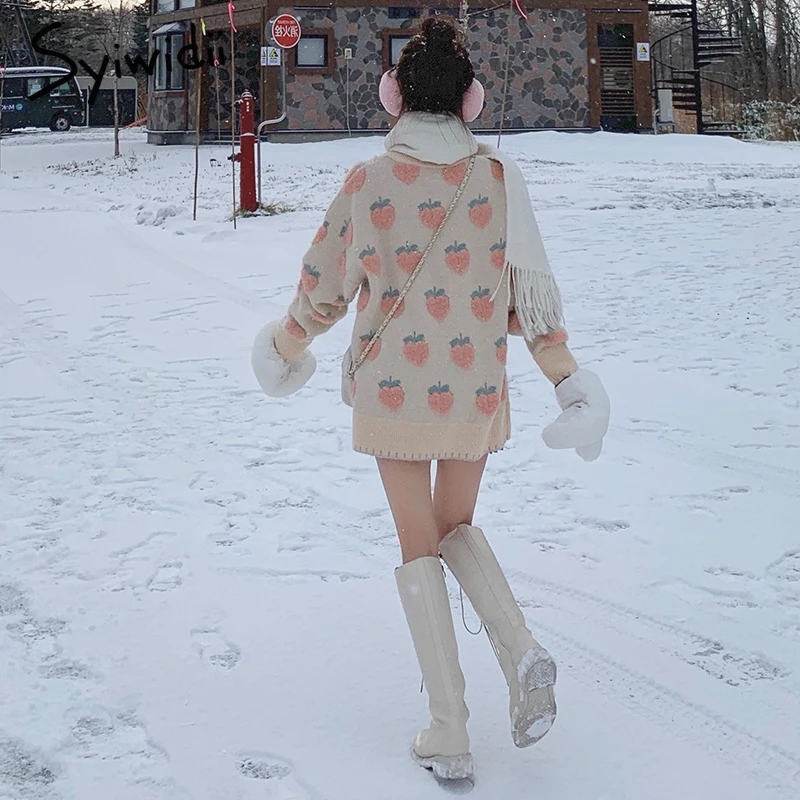 Свитер женский трикотажный с вышивкой и рукавами летучая мышь Осень-зима 2020 |