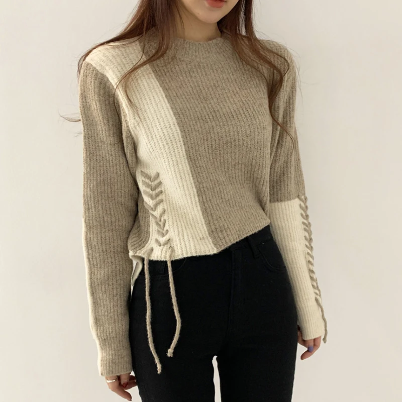 Женский трикотажный свитер в полоску с круглым вырезом и длинным рукавом |