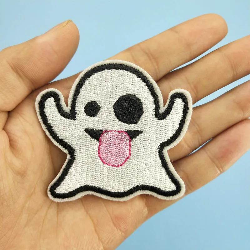 Kawaii высунутым языком с белым приведением Смешной значок вышитые приклеивающиеся