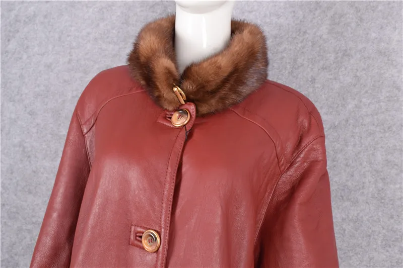 Женское длинное пальто с шерстяной подкладкой красное воротником из меха норки