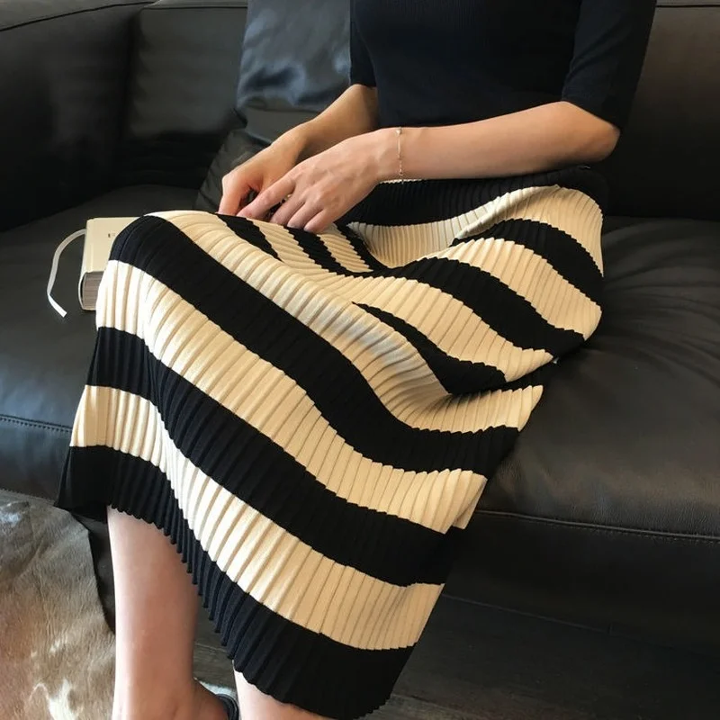 

Casual Spring Cotton Knitted Skirt Autumn New 2022 Casual Loose Pleated Long Skirts Women Hip Mid-calf White Black Striped Skirt
