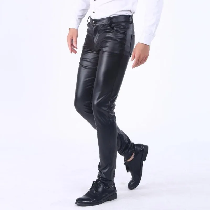 

Брюки мужские кожаные облегающие, брендовые эластичные модные штаны из искусственной кожи, мотоциклетные Тонкие штаны, уличная одежда, лет...