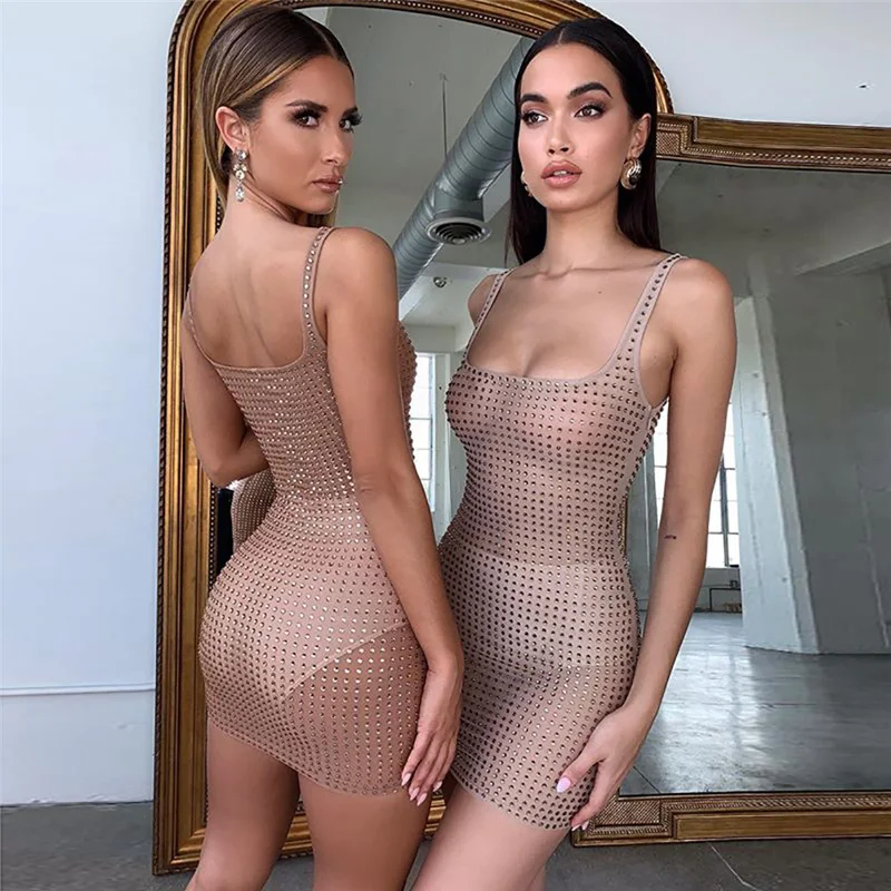 Прозрачное блестящее мини платье со стразами на тонких бретельках с квадратным