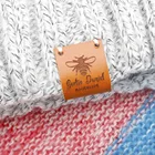 Пользовательские этикетки, кожаные этикетки в центре сложения, швейные этикетки, логотип или текст, бирки для вязания для шляп, выберите значок (PB3192)