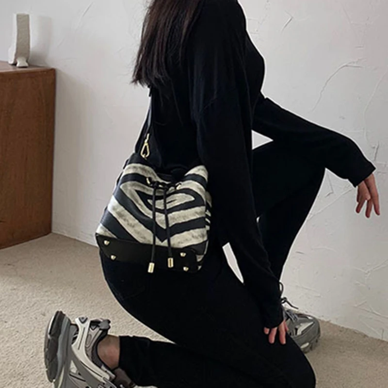 

White and Black Stripe Pattern Crossbody Bag for Women 2021 New Fashion Single Shoulder Bucket Bag Ladies Purses and Handbags cc