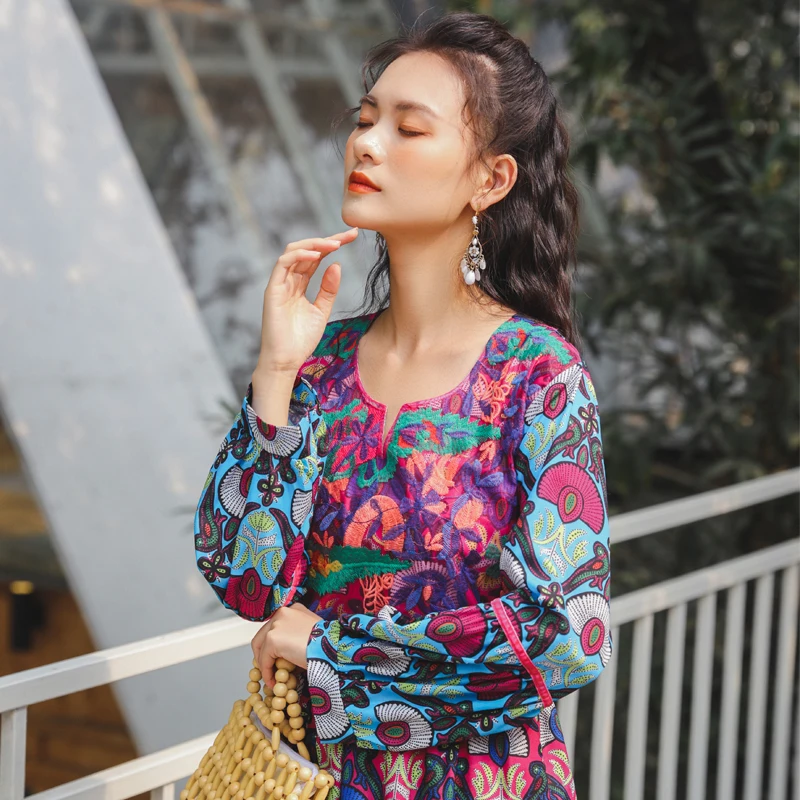 

Trill web celebrity shao an embroidered high-waisted dresses in yunnan ethnic wind posed embroidery brigade take holiday beach d