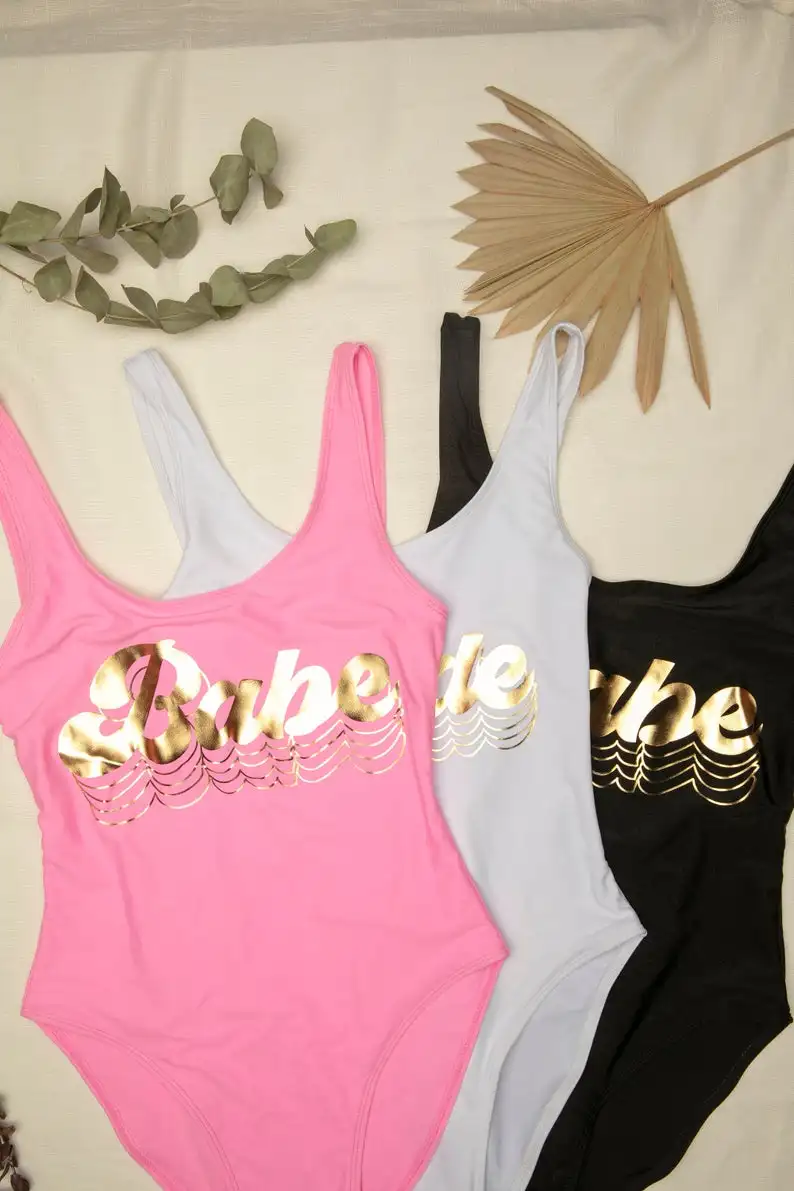 

Bride Babe Swimsuits Women One Piece Matching Swimsuits Golded Print Bachelorette Party Swimwear Beach Wedding Customized Bikini
