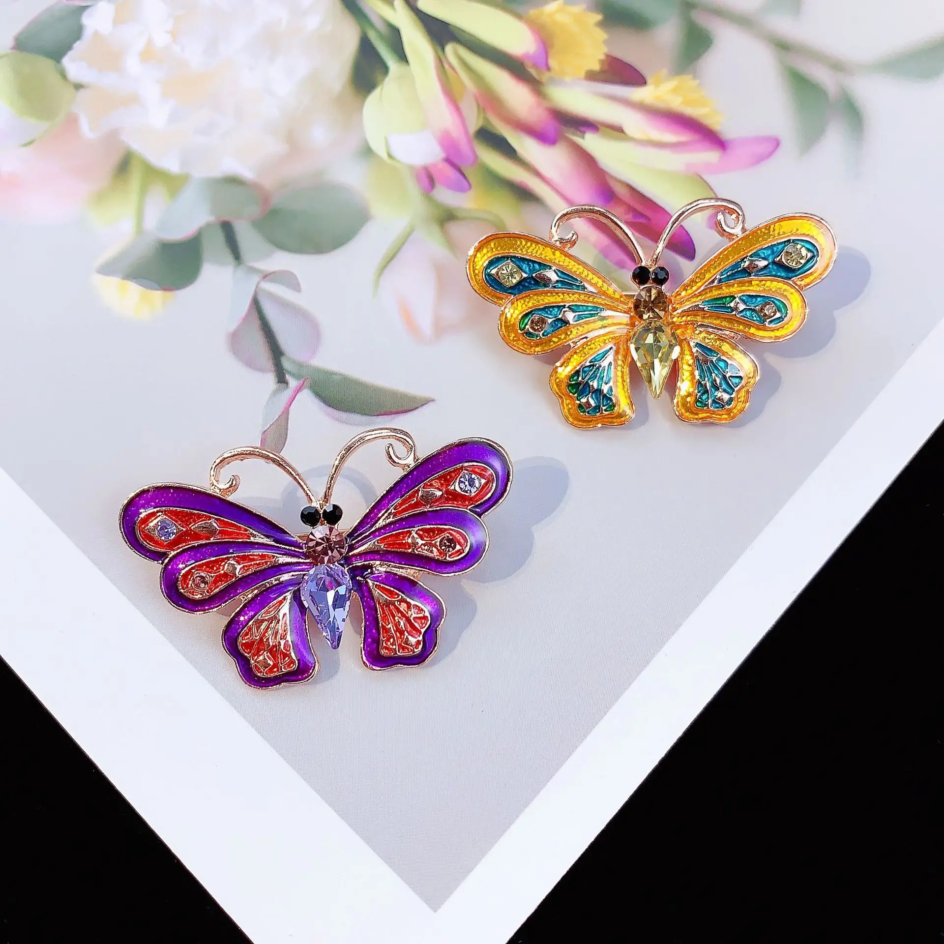 

Fashion new colorful creative butterfly painted brooch noble fashion luxury clothing accessories anti-glare wild brooch