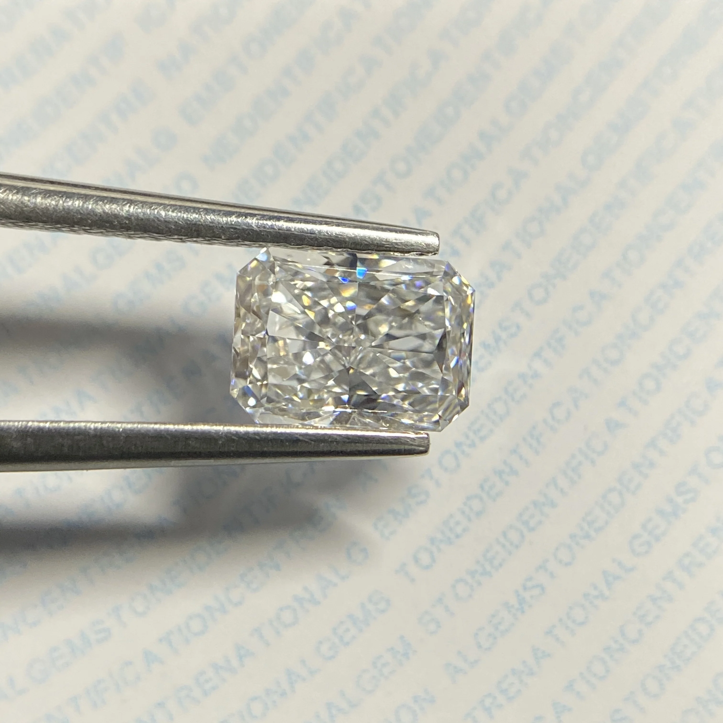 

HPHT Lab Grown Created Radiant Cut 5x7mm 1 Carat D VS2 NGIC Diamond for Woman Ring Making