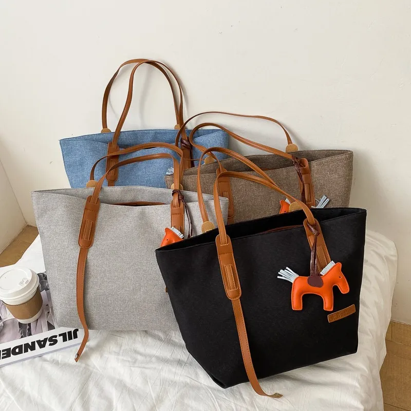 2021 Women's Autumn Winter New Solid Color Commuter Bag Large Capacity Fashion Simple Horse Pendant Shoulder Bag Female Brand