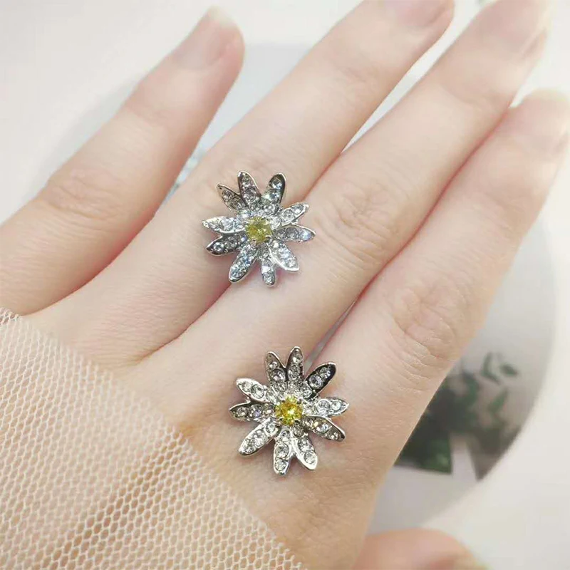 

SWA Fashion Jewelry New ETERNAL FLOWER White Gold Pierced Earrings Daisy Crystal Elegant Ladies High Luxury Jewelry Gift