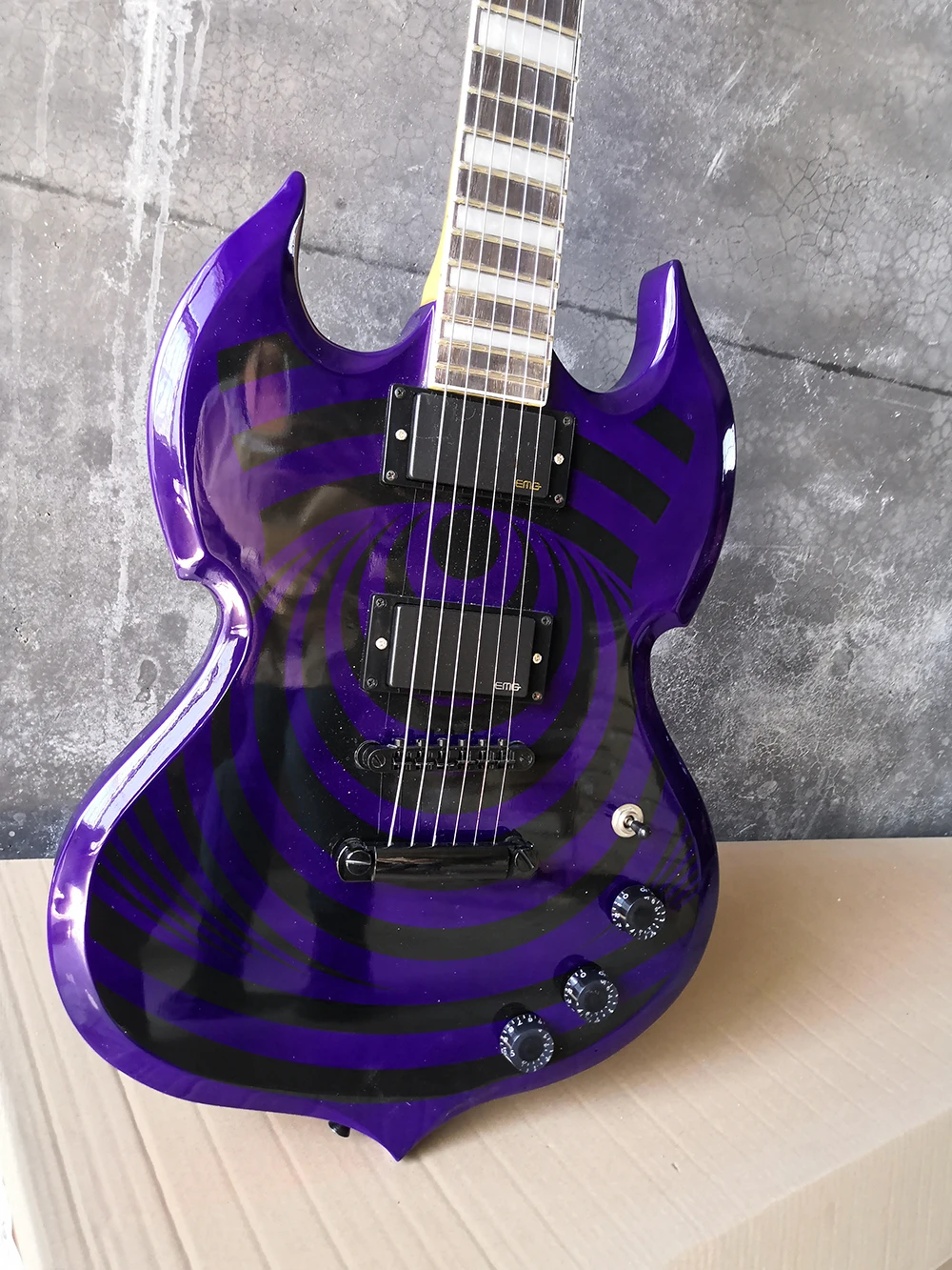 Бесплатная доставка 6 струн фиолетовая необычная электрическая гитара с