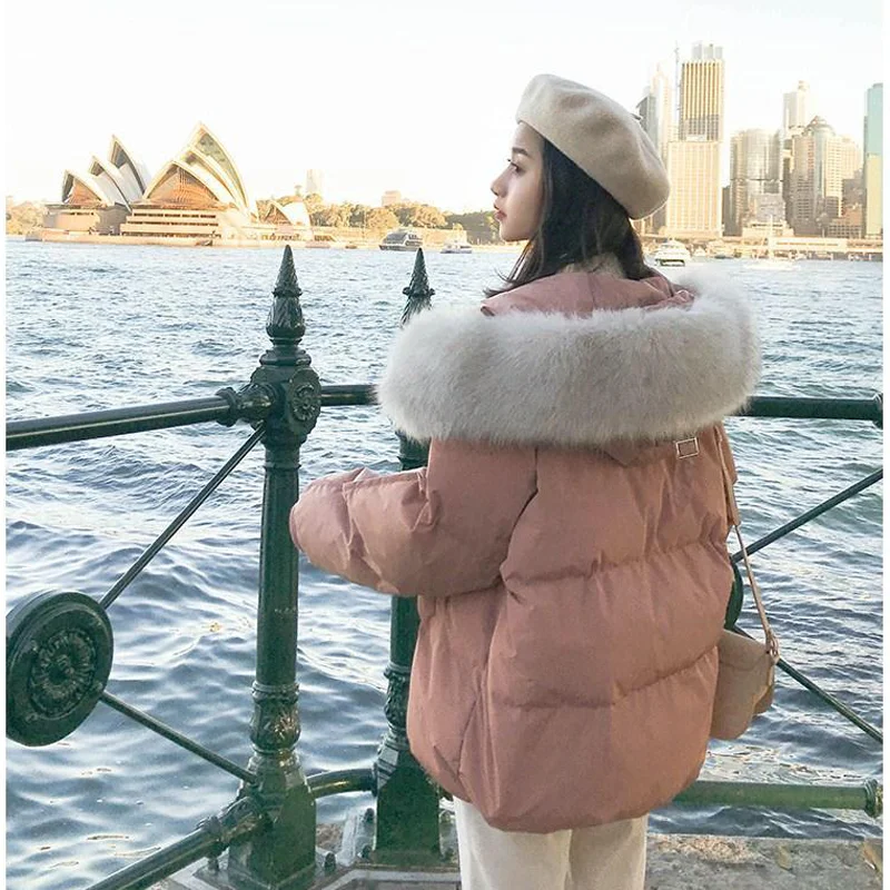 Женская короткая стеганая куртка с капюшоном белая парка воротником из