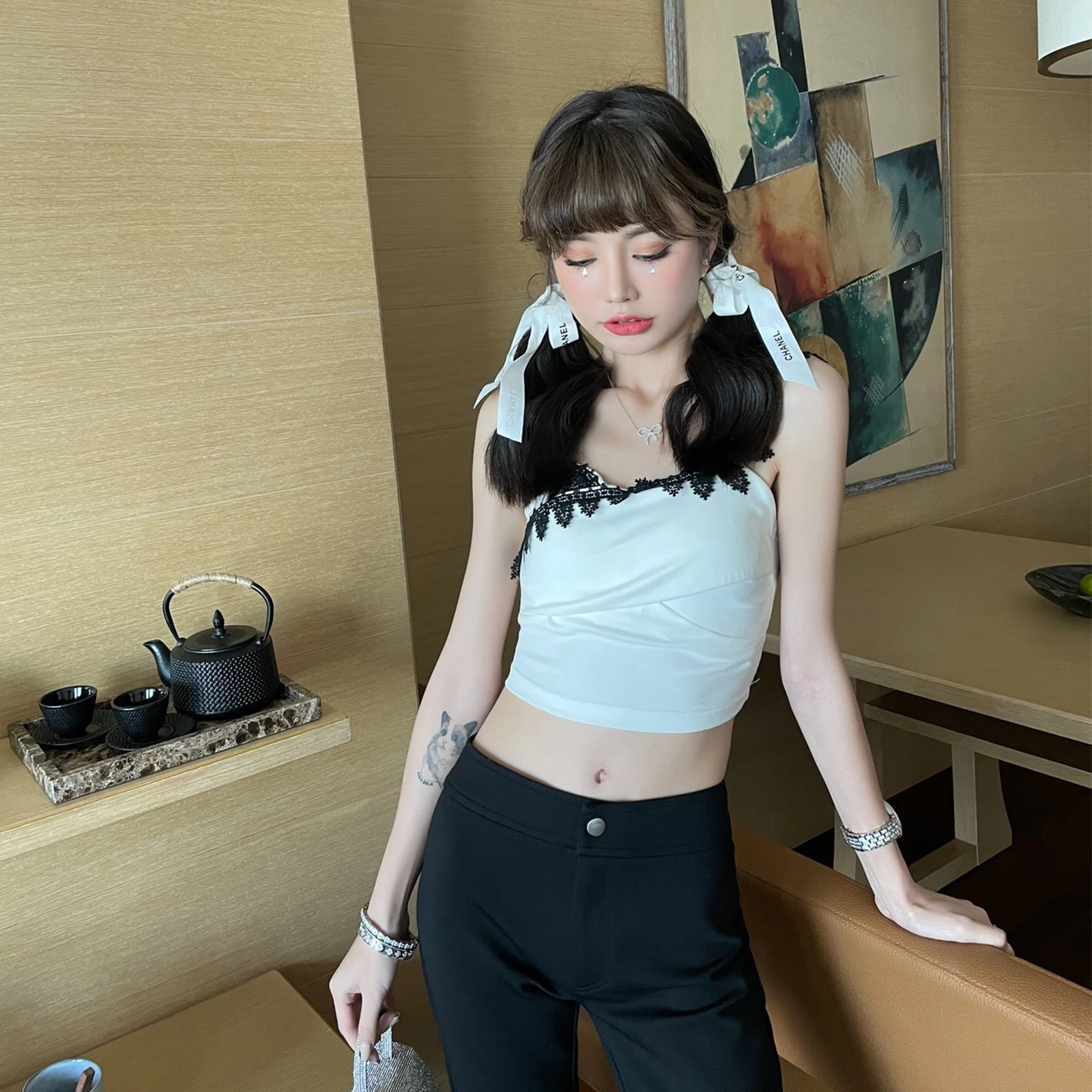 2021NEW lace trim sling pleated slim sexy blouse, summer fashion all-match black and white lace lace sling with a lady's vest