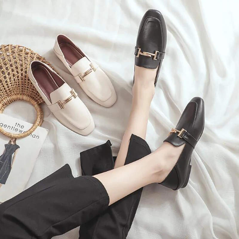 Осенняя обувь в горошек из мягкой кожи Женские лоферы с металлическим украшением