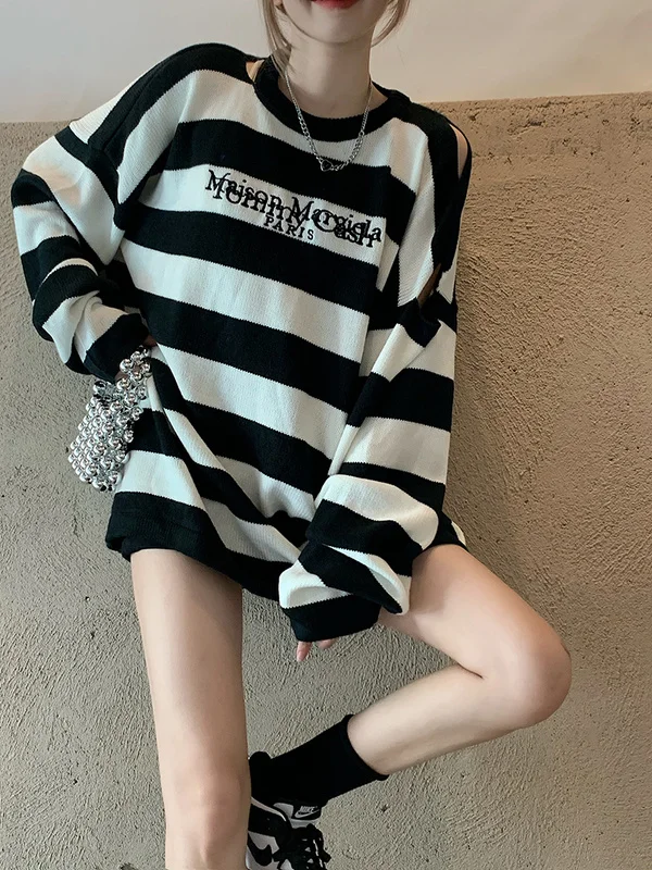 

Женский свободный свитер в полоску с длинными рукавами