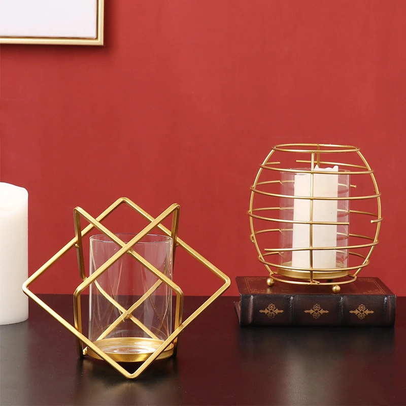 Золотистый геометрический металлический подсвечник в скандинавском стиле