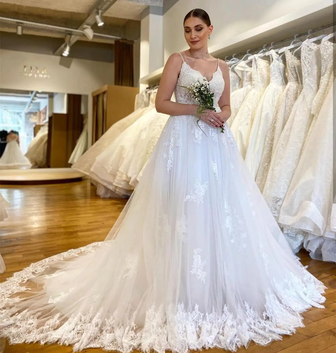 

Princess Wedding Dress Sweetheart Spaghetti Strap Lace Appliques Sweep Train Sleeveslss Bridal Gown Princess Custom Made Size