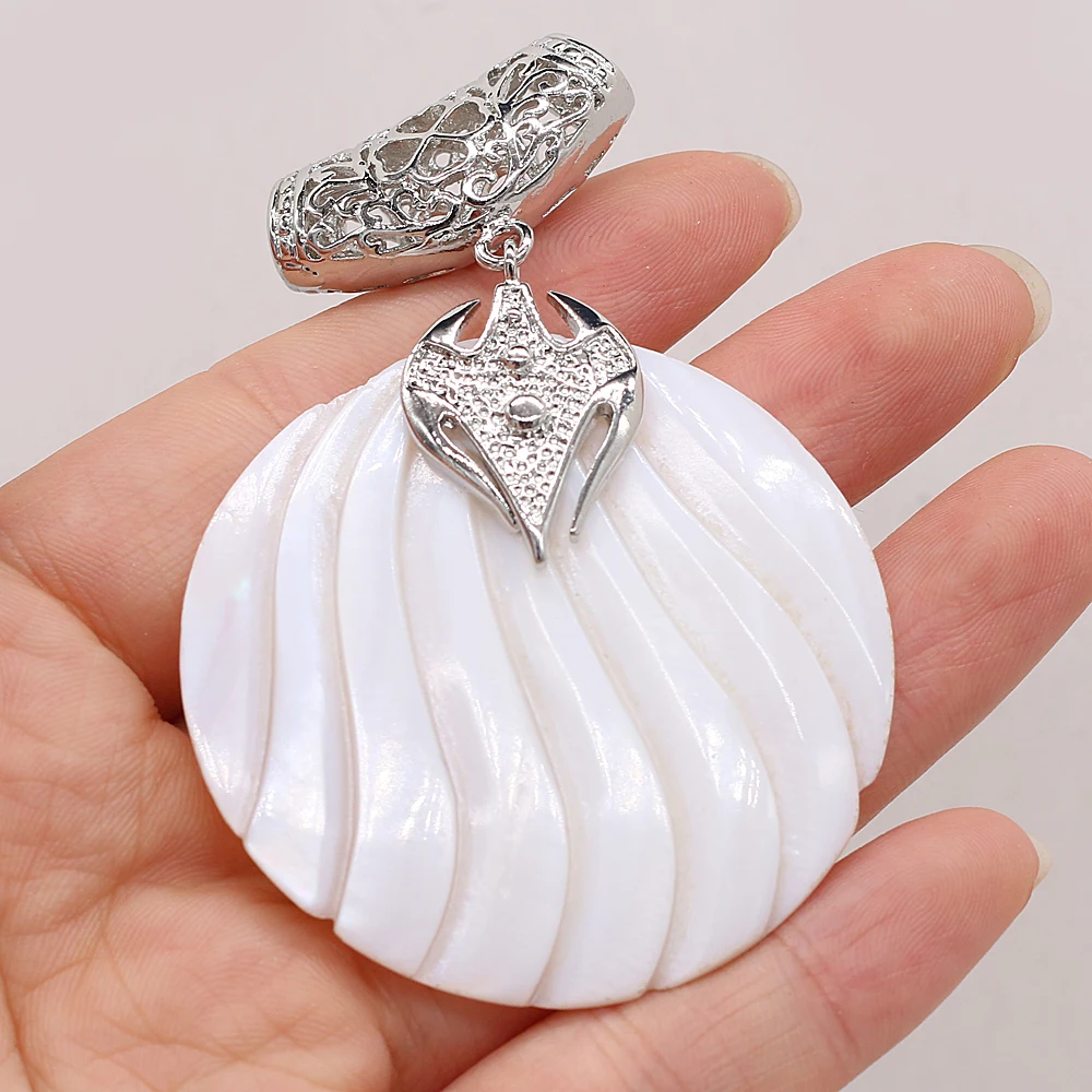 

Natural Freshwater Mother-of-pearl Shell Round Pendant Handmade Crafts DIY Necklace Jewelry Accessories Gift Making Size 50x50mm