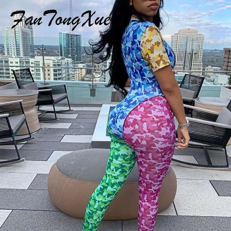 Женский комбинезон с коротким рукавом и глубоким V-образным вырезом |