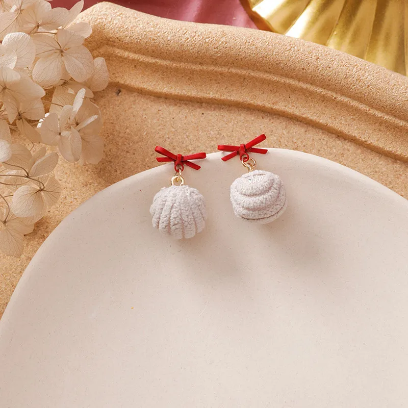 Новые модные зимние красно-белые серьги-каффы с маленьким сердечком, бантом и пушистыми шариками – аксессуары для выражения индивидуальности.