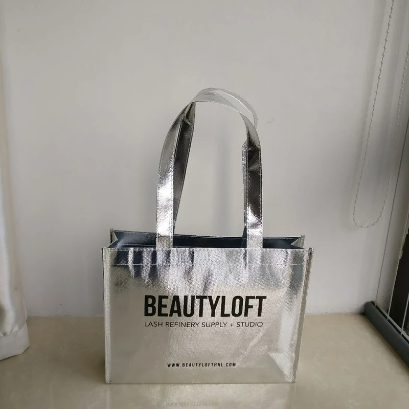 

500 шт./лот оптовая продажа серебряное металлическое ламинирование под заказ рекламная акция для торговой выставки нетканые сумки для покупок с принтом логотипа