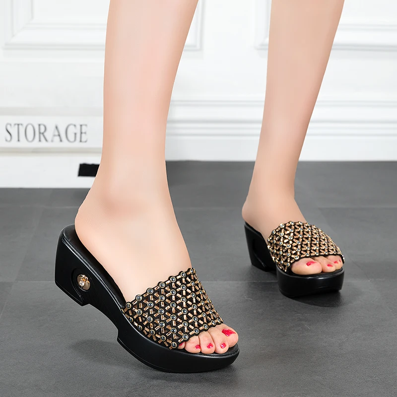 Шлепанцы GKTINOO женские на танкетке летняя обувь со стразами без застежки сланцы с