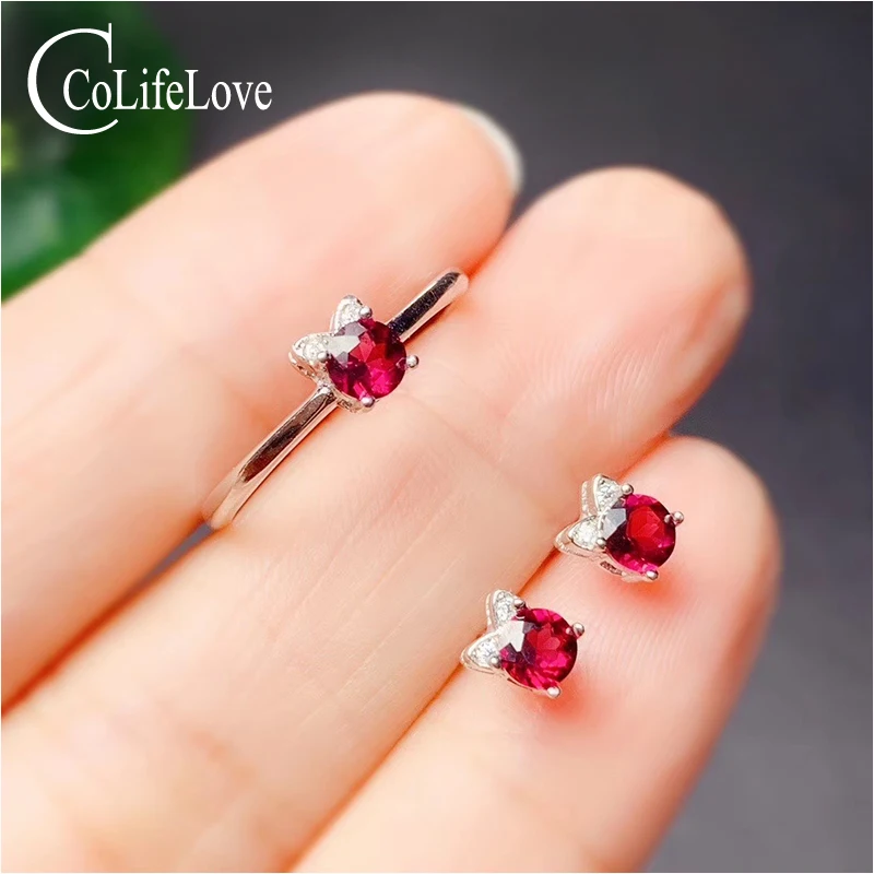 Комплект ювелирных изделий из серебра 925 пробы с гранатом