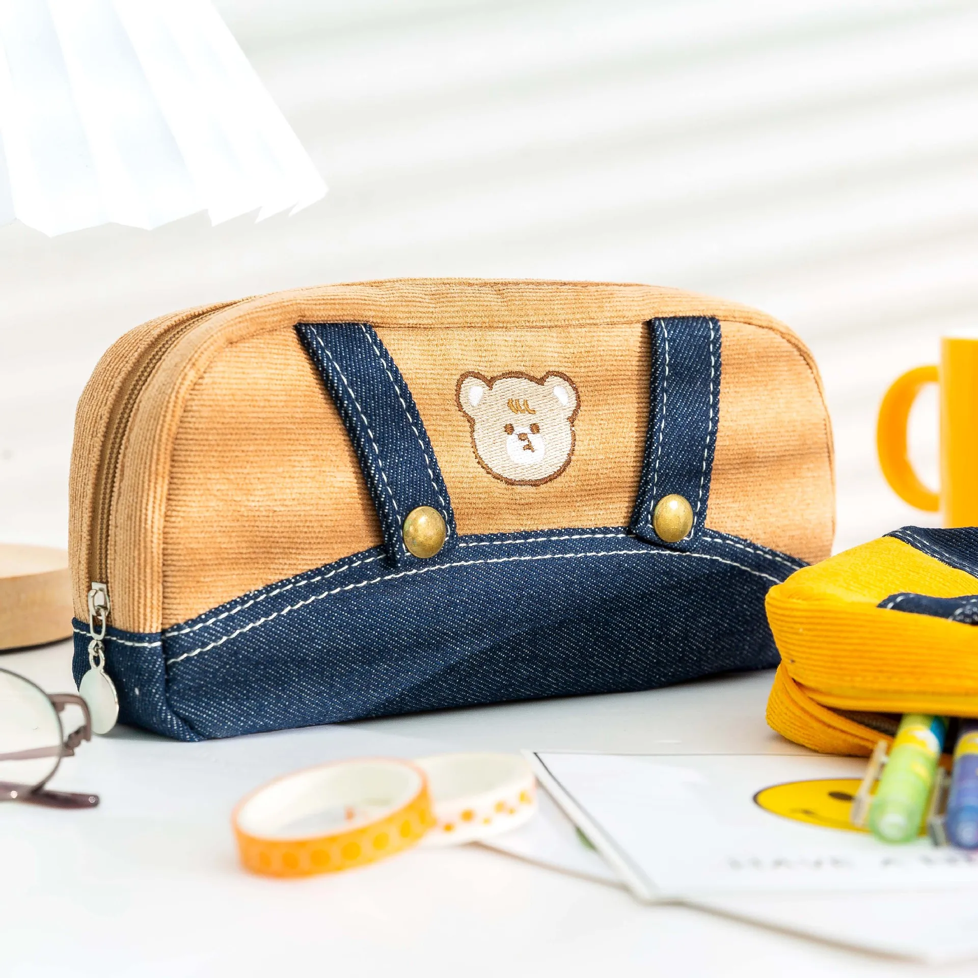 

Милый студенческий мультяшный чехол для канцелярских принадлежностей, вместительная сумка для хранения, креативный вельветовый чехол с ме...