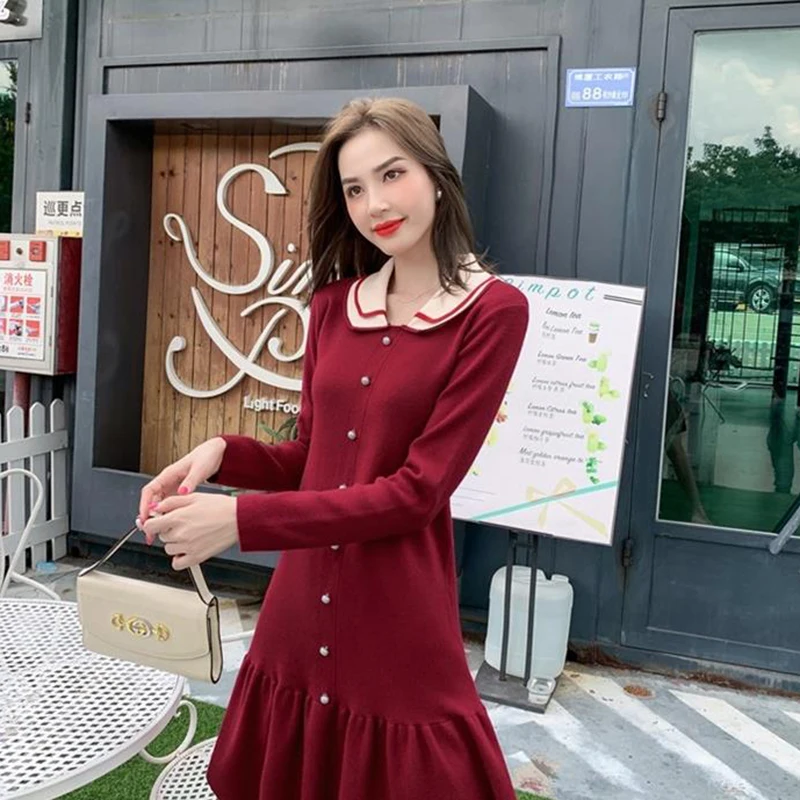 Женское трикотажное мини-платье с круглым вырезом длинным рукавом и воланом |