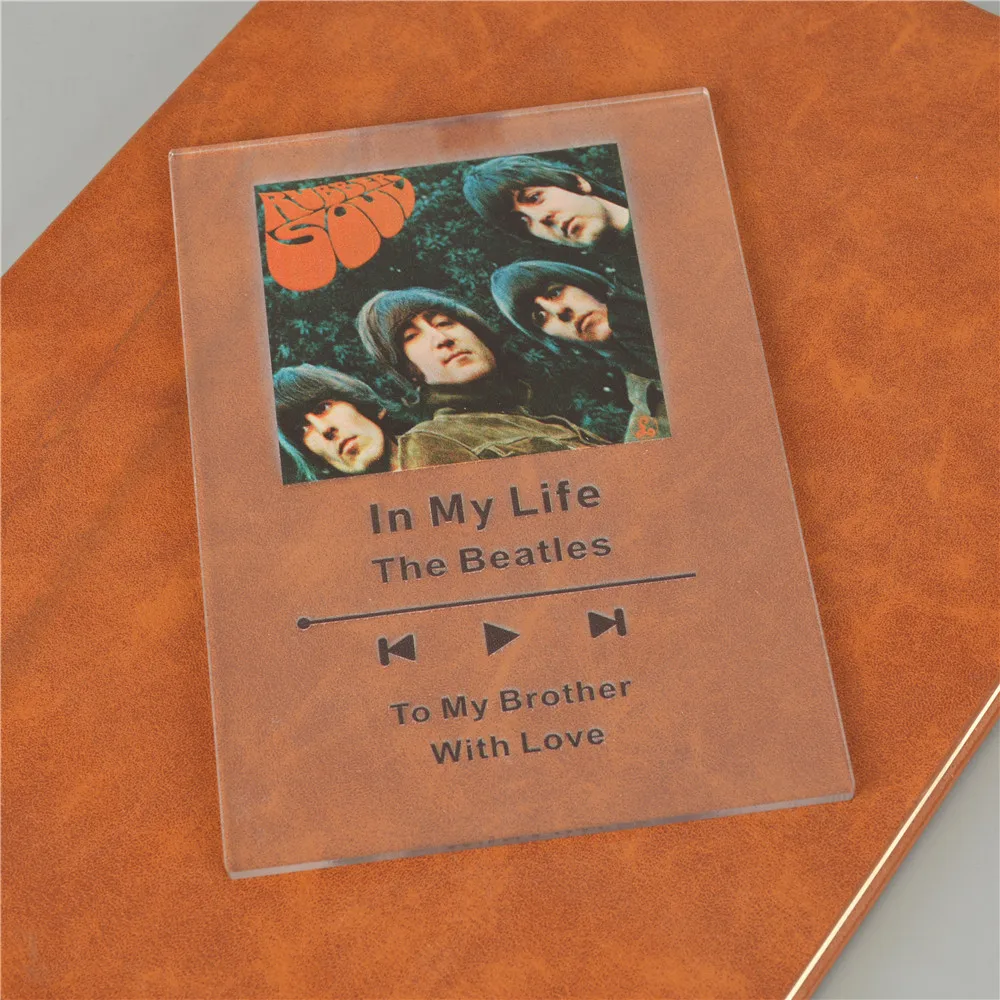 Акриловая доска с подставкой и черным текстом персонализированным кодом Spotify |