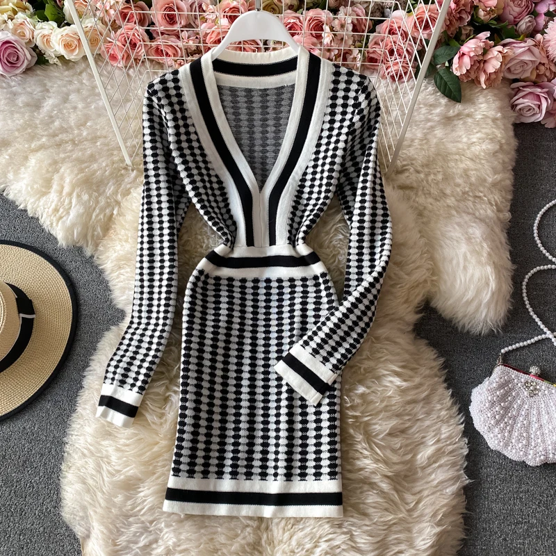 

Женское трикотажное мини-платье, с V-образным вырезом и длинным рукавом