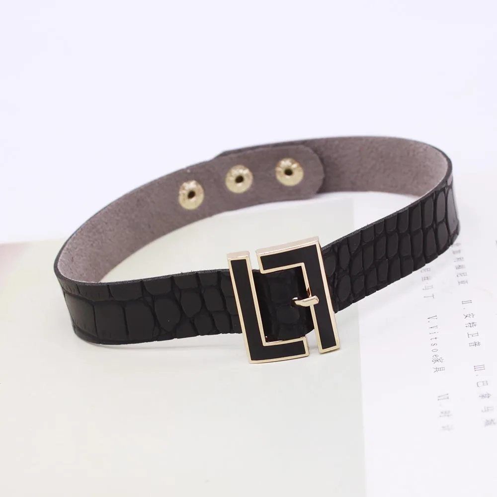 Женский широкий кожаный браслет с трещинами черное геометрическое