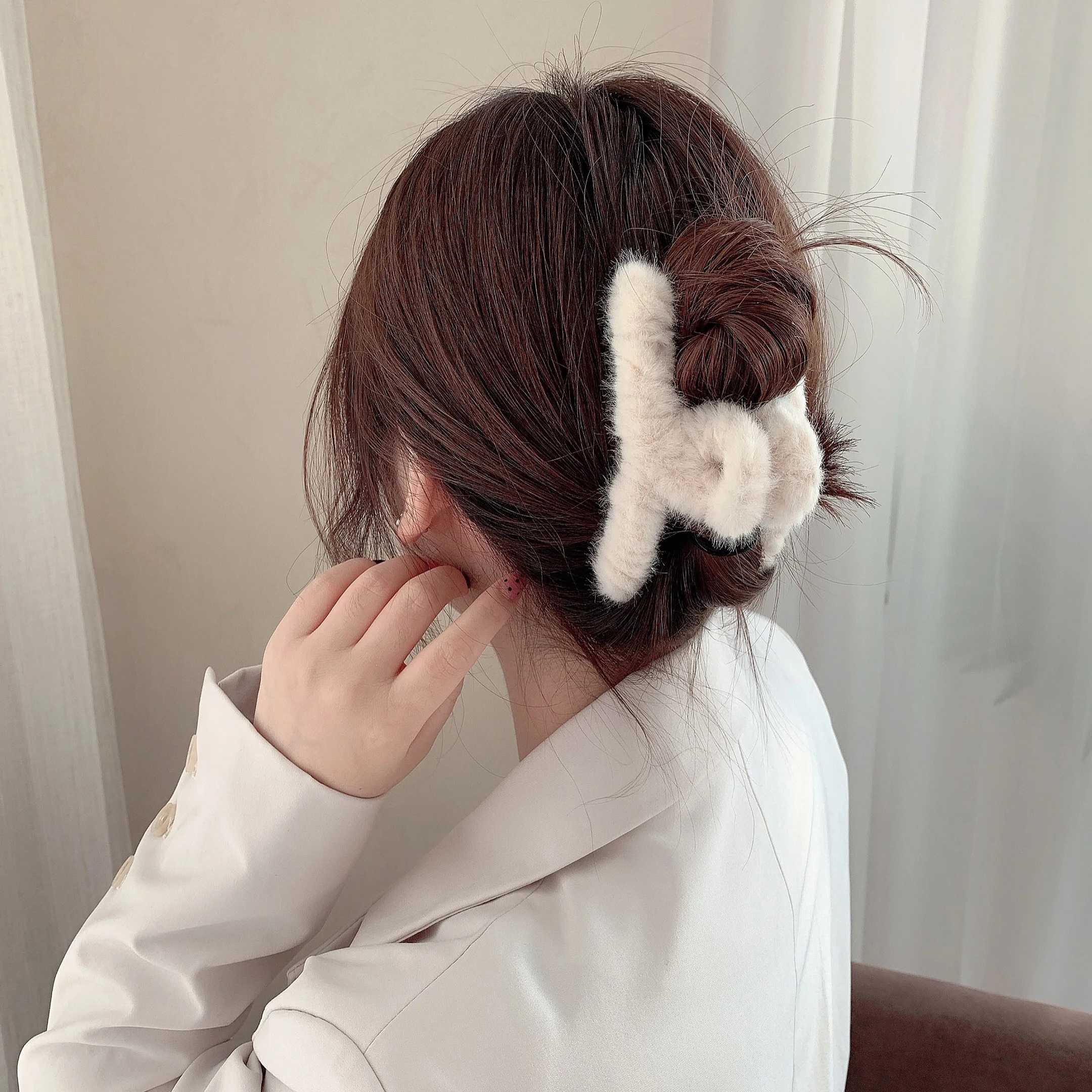 Winter Plush Hair Claw Elegant Acrylic Hairpins Faux Fur Hair Clip Barrette Crab Headwear for Women Girls Hair Accessories