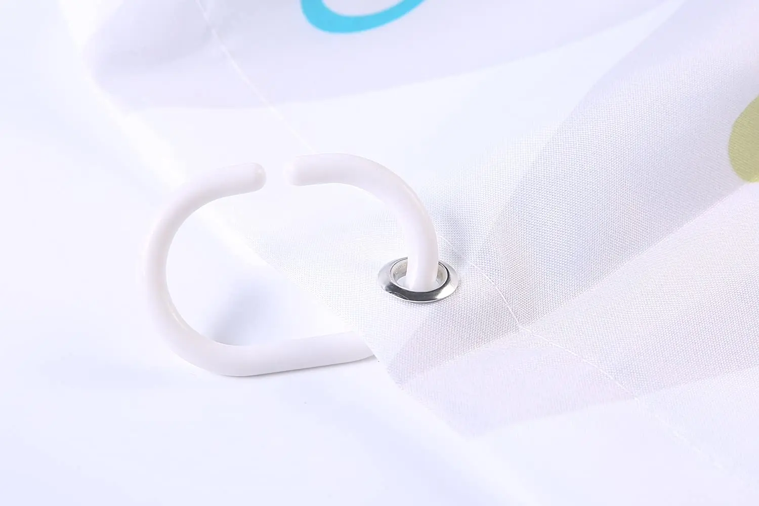 Абстрактные рождественские ветви пихты и ягоды старая деревянная доска в