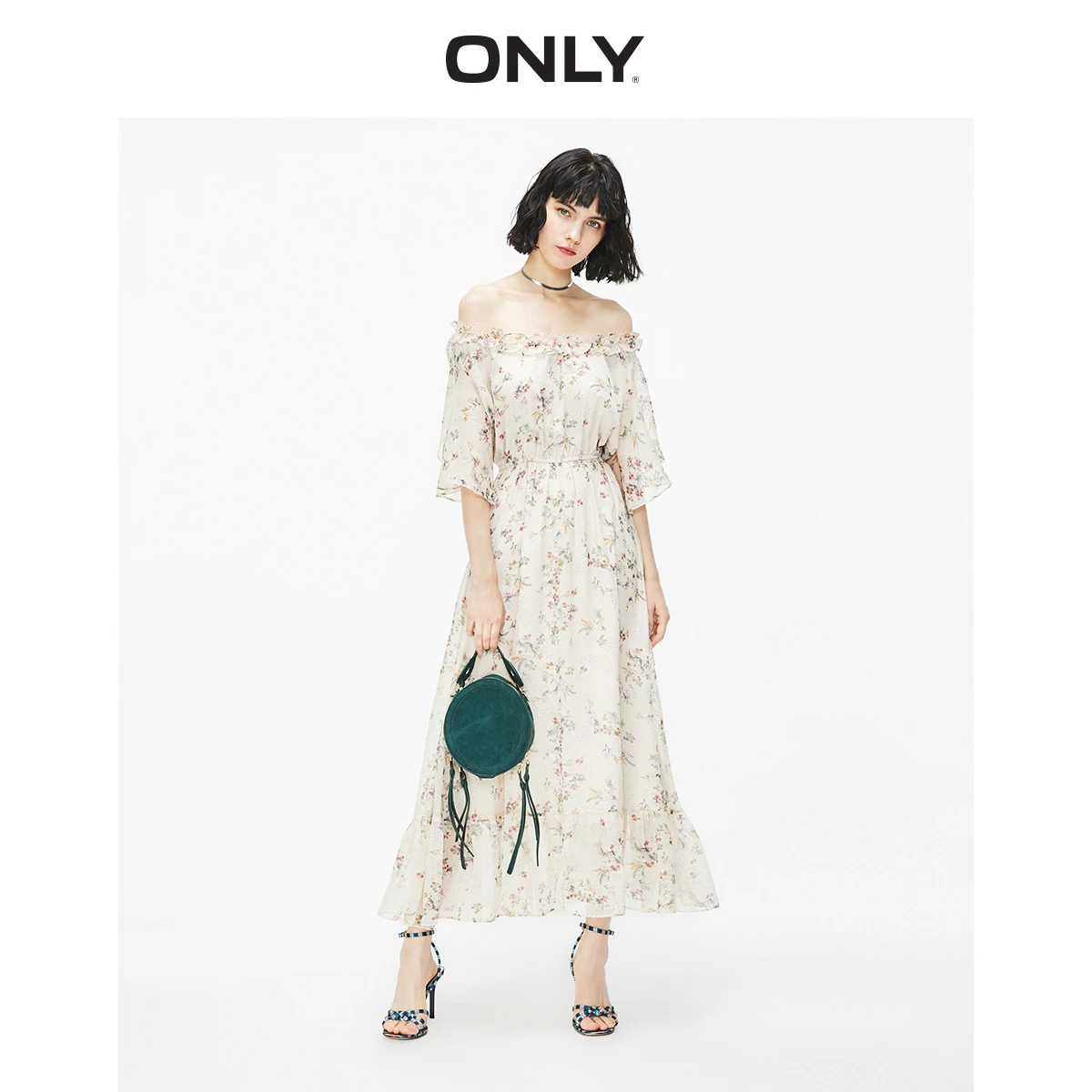 Только женское тонкое облегающее шифоновое платье с открытыми плечами на талии |