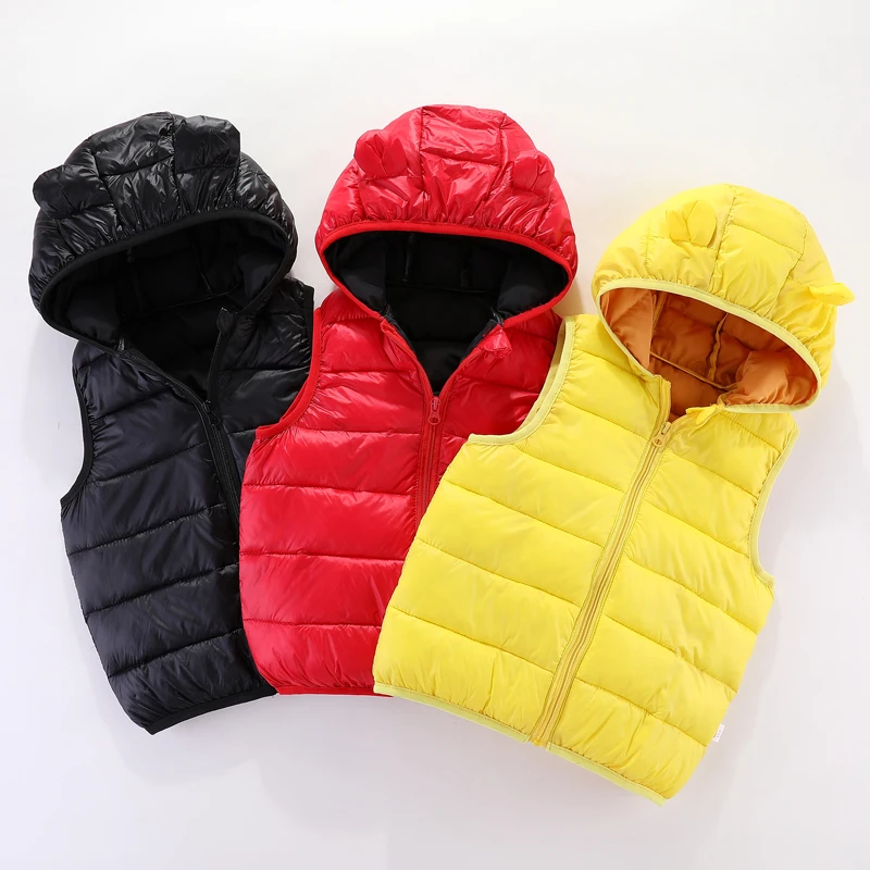 Зимний жилет для детей утепленный с хлопковой подкладкой и капюшоном верхняя