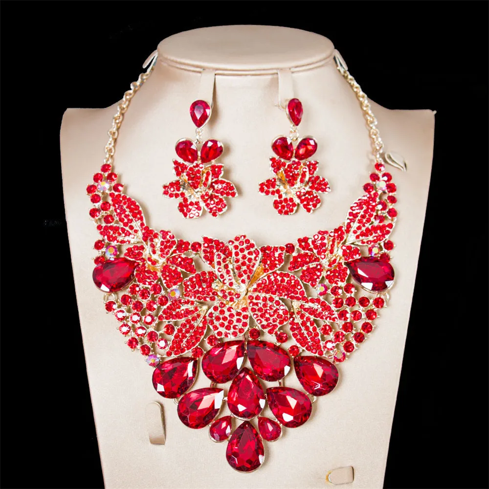 

Комплект из колье и серёг, с кристаллами