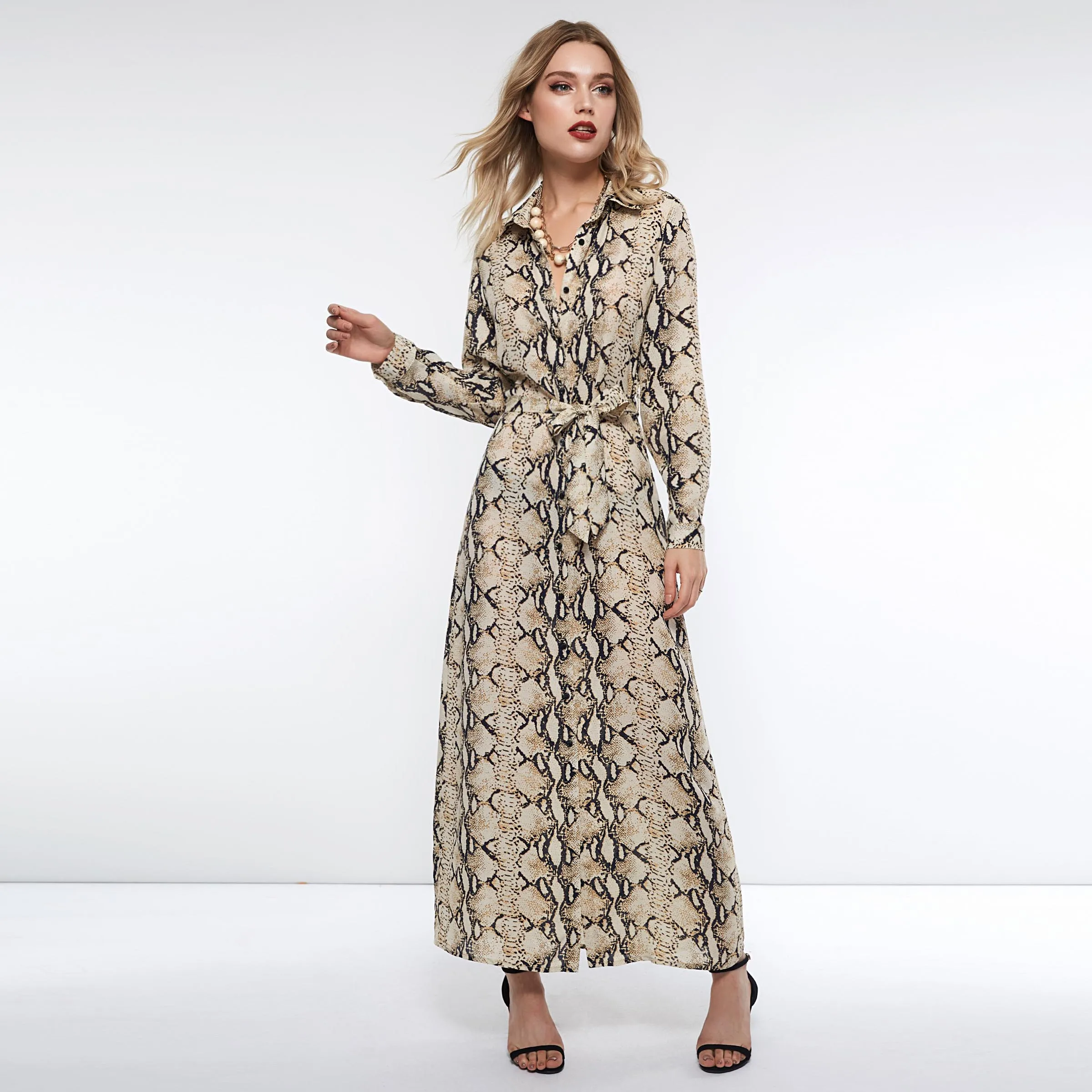 Женское платье рубашка со змеиным принтом весеннее шифоновое в стиле бохо