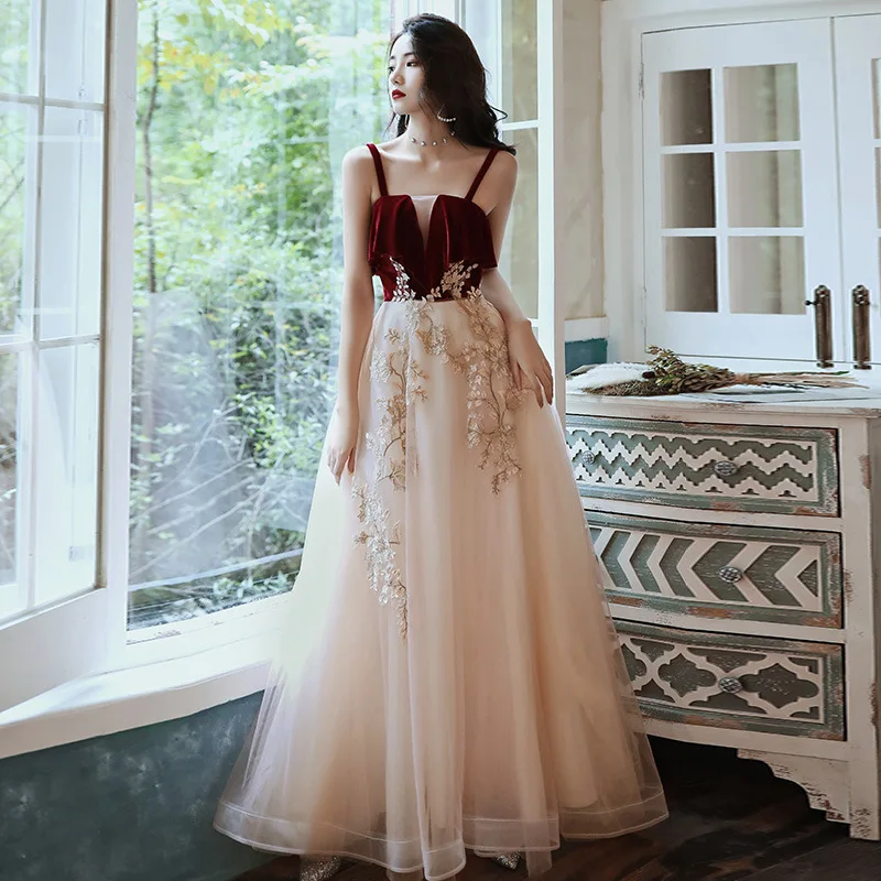 

Длинное платье для подружки невесты цвета шампанского, с аппликацией