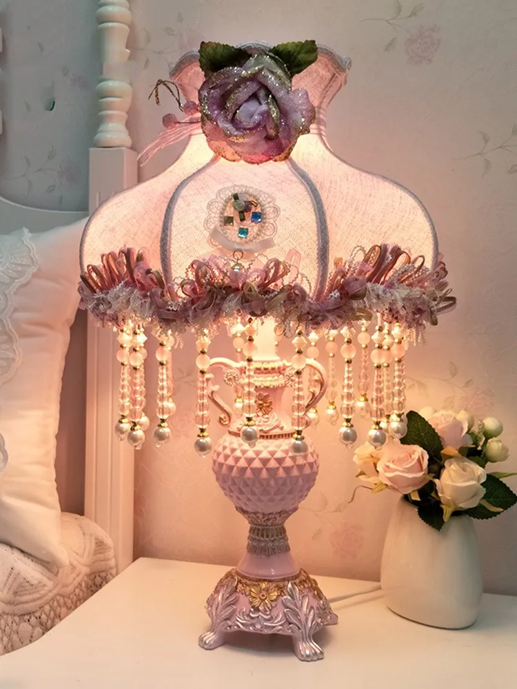 

Милая розовая настольная лампа в Корейском стиле, прикроватная лампа для спальни принцессы, европейская садовая декоративная кружевная настольная лампа из ткани