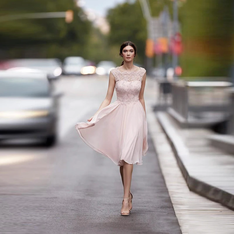 

Latest Hot Sale Short Pale Pink Lace Mother of the Bride Dresses Knee Length Boat Neck Wedding Party Gowns Cap Sleeves Applique